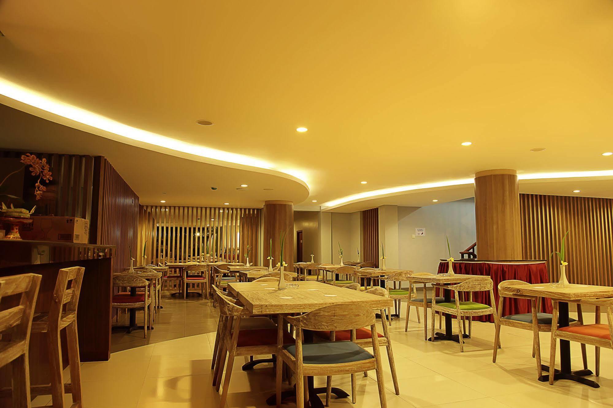 Santosa City Hotel Denpasa Buitenkant foto