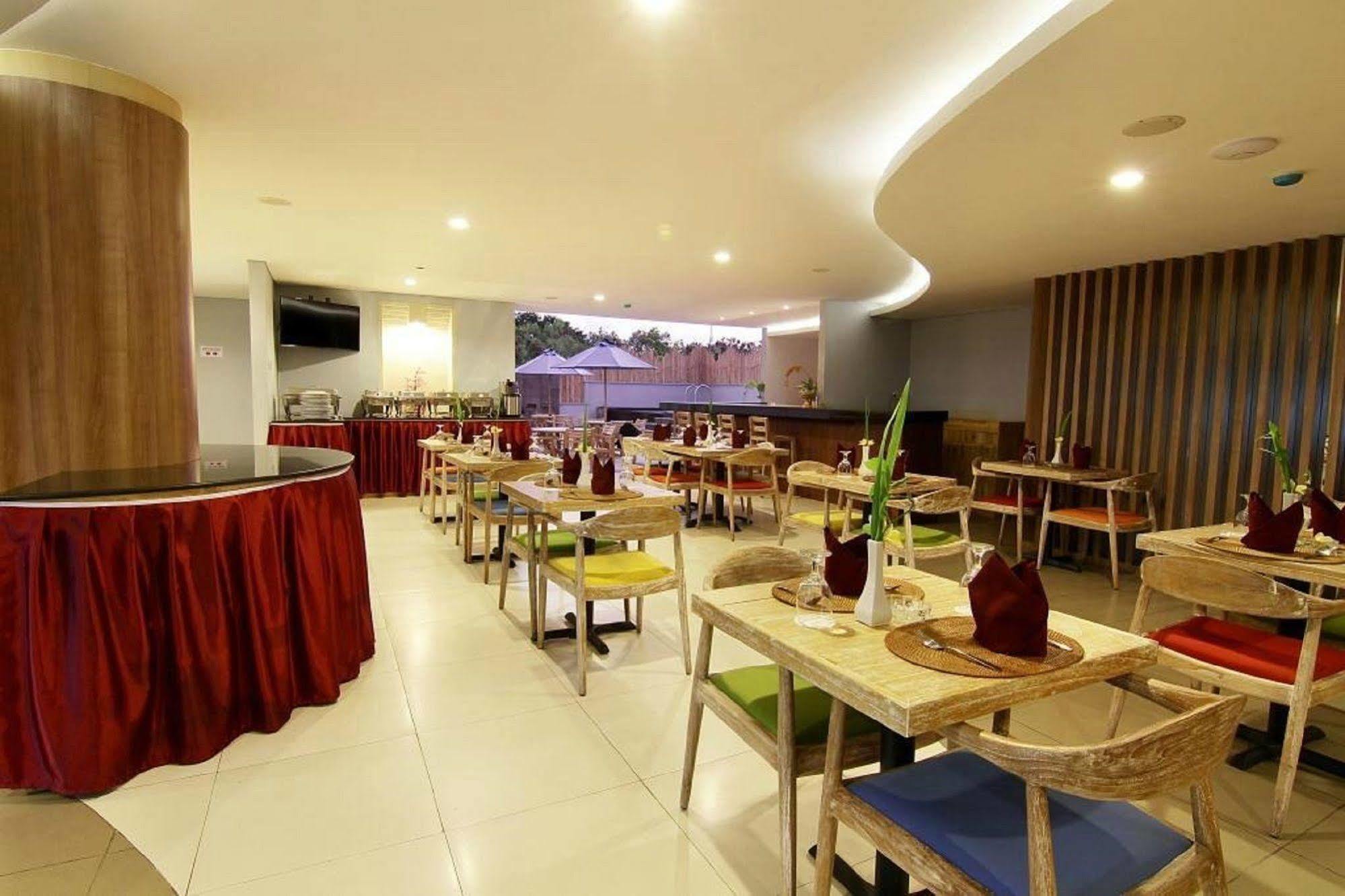 Santosa City Hotel Denpasa Buitenkant foto
