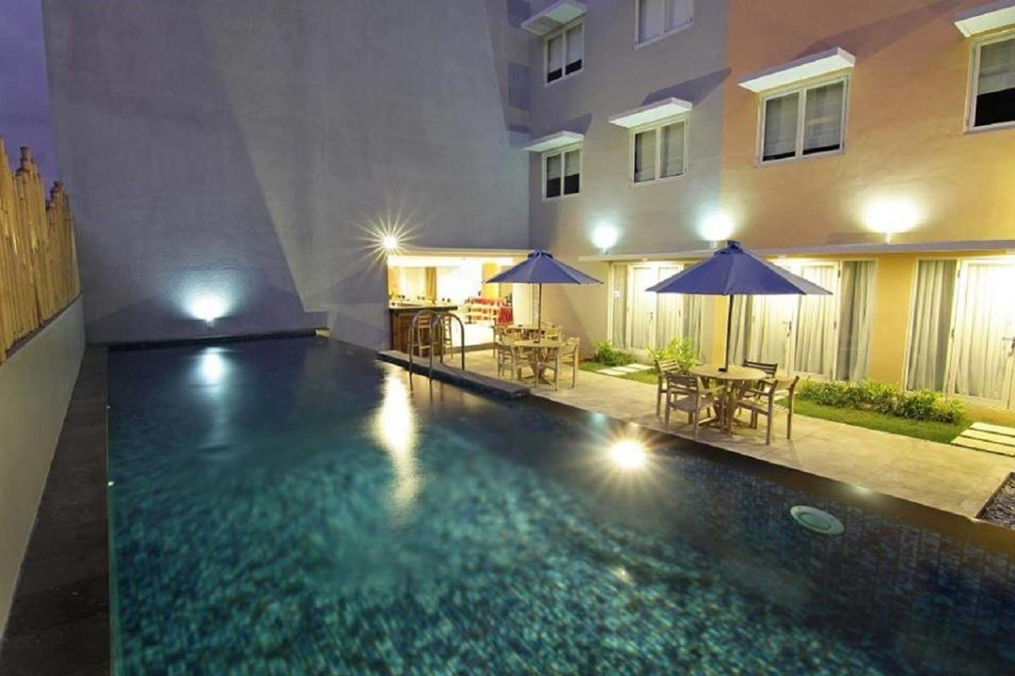 Santosa City Hotel Denpasa Buitenkant foto