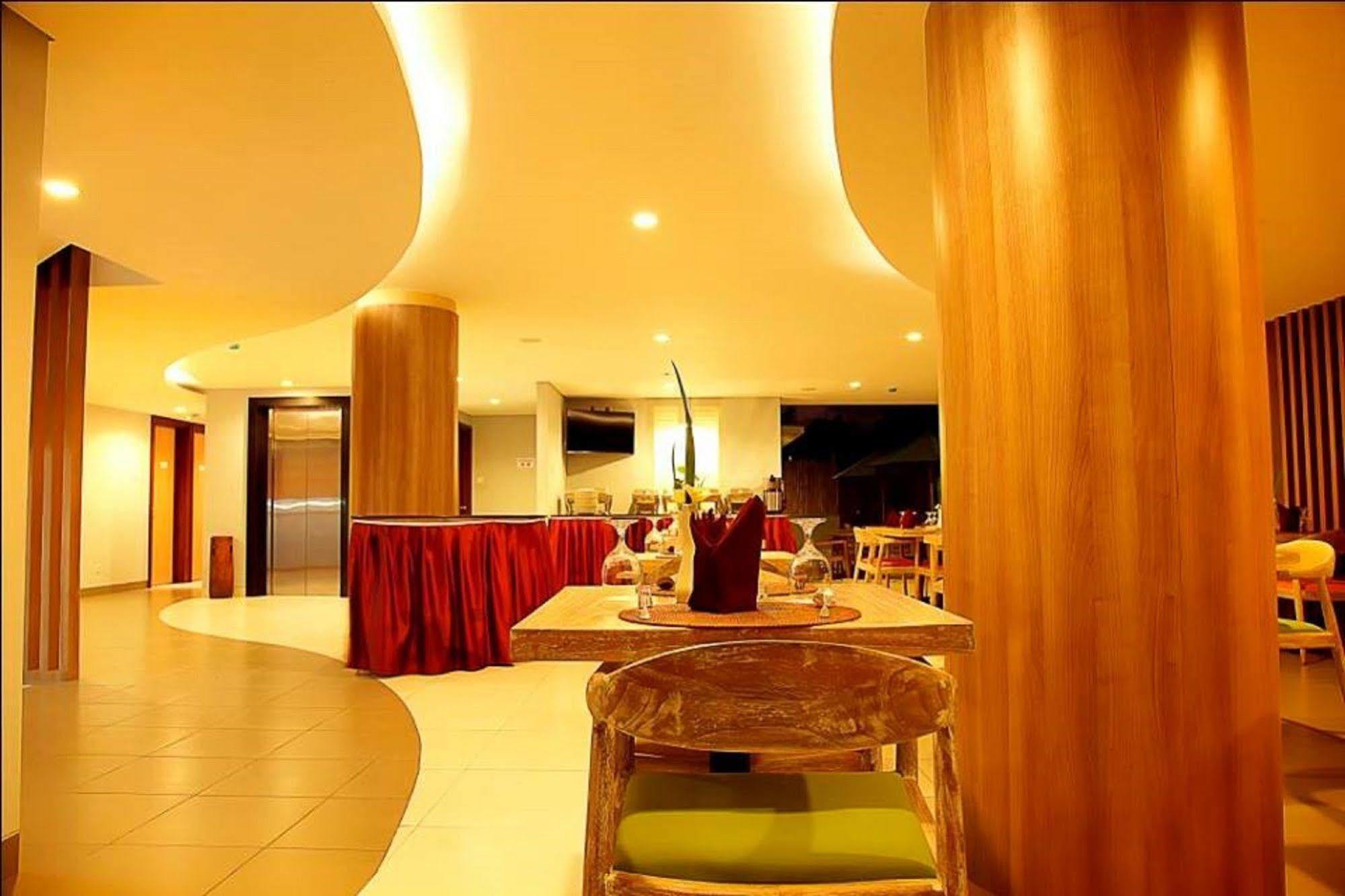Santosa City Hotel Denpasa Buitenkant foto