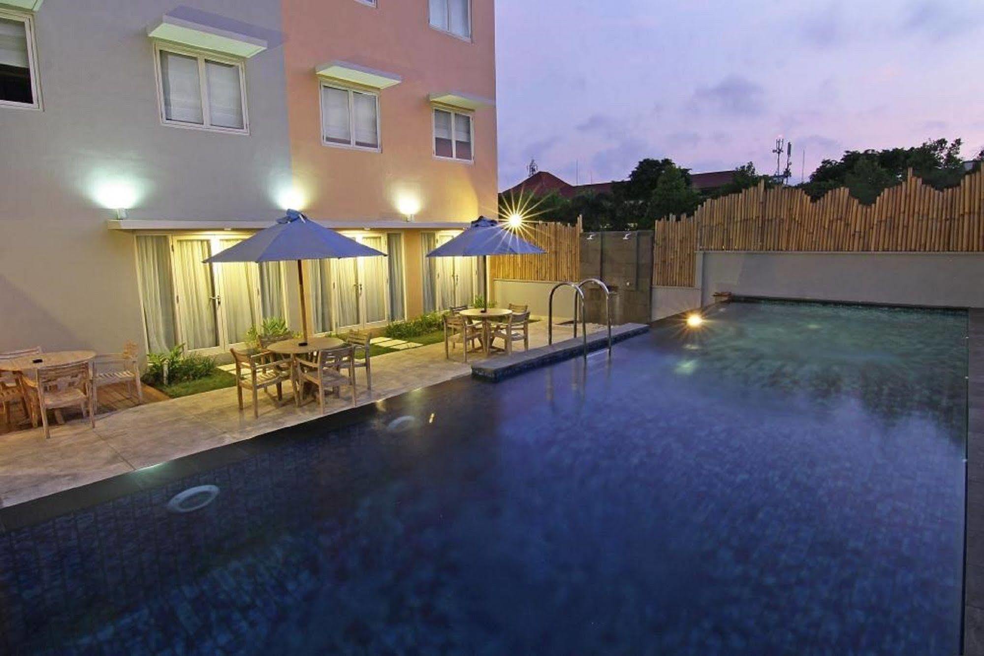 Santosa City Hotel Denpasa Buitenkant foto