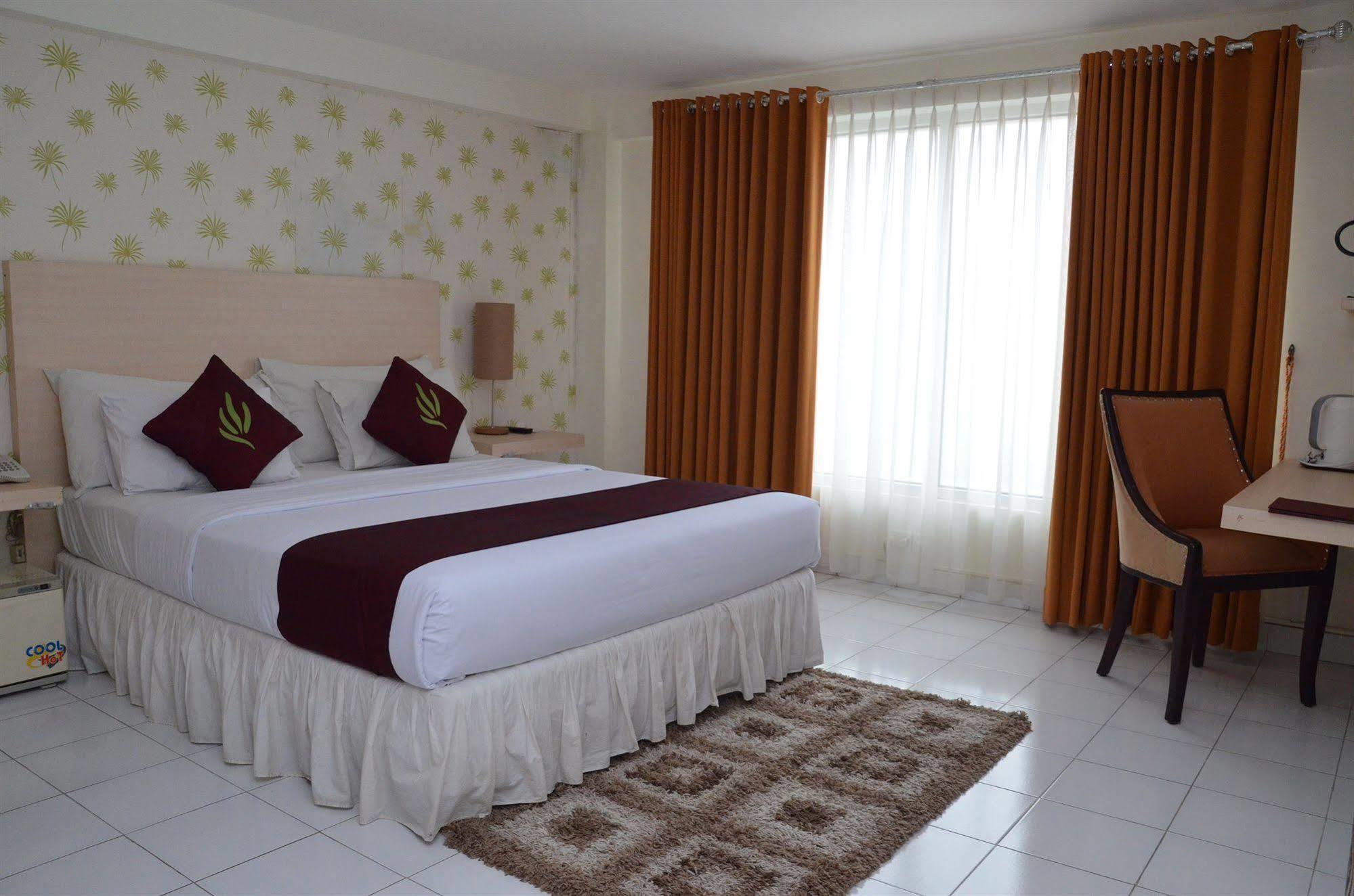 Santosa City Hotel Denpasa Buitenkant foto