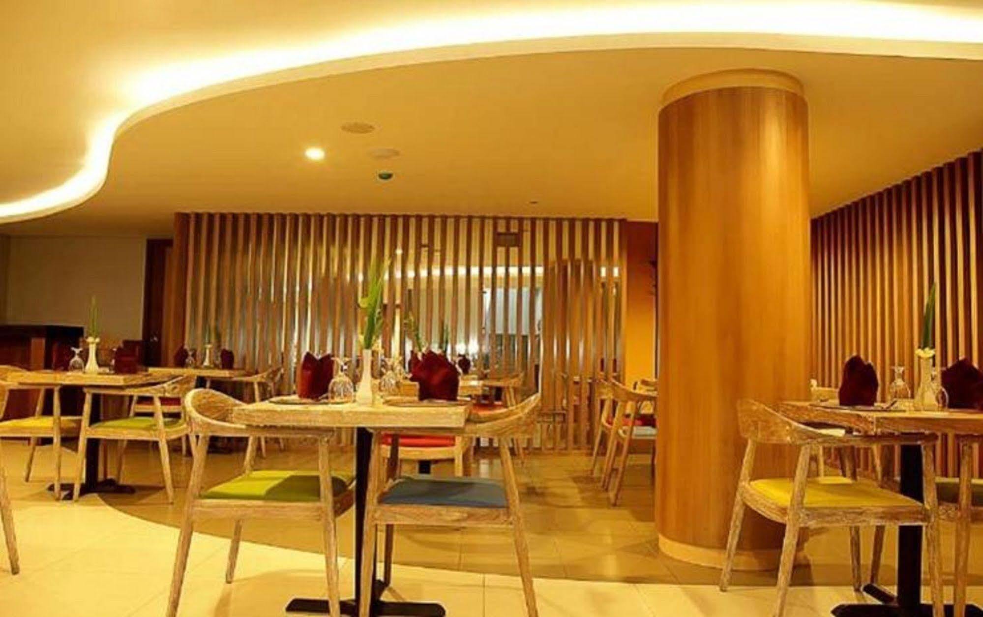 Santosa City Hotel Denpasa Buitenkant foto
