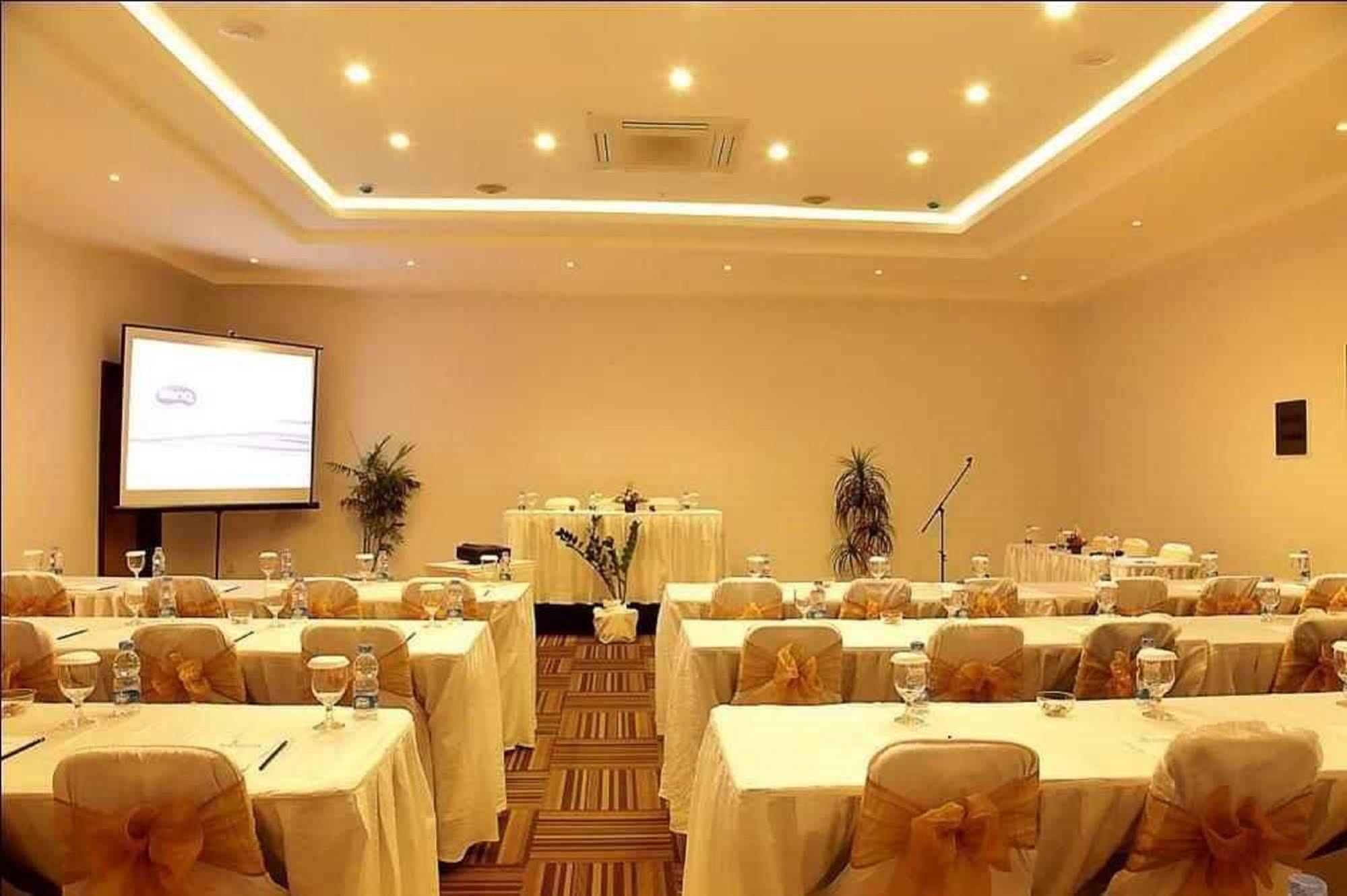 Santosa City Hotel Denpasa Buitenkant foto